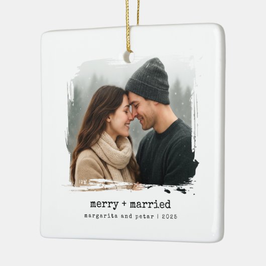 Merry + Getrouwde Pas getrouwd Eerste Kerstfoto Keramisch Ornament (Links)