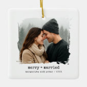 Merry + Getrouwde Pas getrouwd Eerste Kerstfoto Keramisch Ornament (Voorkant)