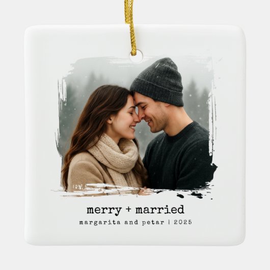Merry + Getrouwde Pas getrouwd Eerste Kerstfoto Keramisch Ornament (Voorkant)