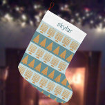 Merry Gold Blue Holiday Stripes Pattern Grote Kerstsok<br><div class="desc">Dit gepersonaliseerde faux goud- en pastelblauwe strepen patroon kerstbezetting is een perfecte oversteekplaats voor de beroemdheden van Chrismukkah en Hanukkah. Deze speciale vakantievoorraad is ontworpen met interreligieuze feestdagen en gemengde families. Ze bestaat uit afwisselende strepen pastelblauw met gouden Menorahs en diep blauw met moderne kerstbomen. Een wit "afscheiden" gedeelte bovenaan...</div>