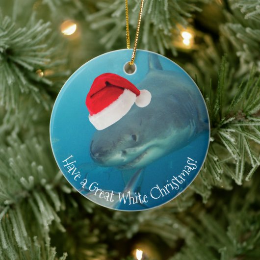 Merry Great White KerstShark Santa Hat Funny Keramisch Ornament (Boom)