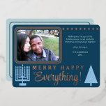 Merry Happy Alles Foto Navy Roos Gold Foil Folie Feestdagenkaart<br><div class="desc">Voeg een beetje luxe toe aan uw feestvreugde met deze echte roos gouden folie platte wenskaarten met uw foto en een pastelblauwe kerstboom en een bijbehorende Hanukkah Menorah. Voeg uw foto links bovenaan toe waar deze wordt weergegeven met afgeronde hoeken en een dubbele rand van de goudfolie van het roos....</div>