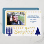 Merry Happy Alles Photo Navy Luxury Gold Folie Feestdagenkaart<br><div class="desc">Voeg een beetje luxe toe aan uw feestvreugde met deze echte goudfolie platte wenskaarten met uw foto en een blauw kerstboom voor de marine en een bijbehorende Hanukkah Menorah. Voeg uw foto links bovenaan toe waar deze wordt weergegeven met afgeronde hoeken en een dubbele rand van goudfolie. MERRY HAPPY Alles,...</div>