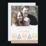 Merry Happy Tan Stylish Voeg je foto toe Feestdagenkaart<br><div class="desc">Voeg je foto toe aan deze stijlvolle vakantiekaarten in bruin en wit met een modern interreligieus gouden Menorah- en zilverboomontwerp. Het fotomalplaatje maakt het uploaden van uw afbeelding super gemakkelijk, dan voeg jouw naam in wit aan de zachte beige grens op de bodem toe. MERRY HAPPY van de gebarsten amandeltekst...</div>