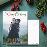 Merry kerst Elegant Red Green Typografie Foto Feestdagenkaart<br><div class="desc">Elegant Merry Christmas foto briefkaart met prachtige cursieve typografie in rood en groen. Deze moderne briefkaarten van de vakantiefamiliefoto's zijn voorzien van een prachtig script en jouw naam in het wit over het volle bloed afbeelding.</div>