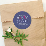 Merry-kerst Rode marine Blue Simple Minimalist Ronde Sticker<br><div class="desc">een simpel label met een prettig kerstblauw en rood geschenk. Dit design is uitgerust met een mooi,  mooi,  mooi kerstfeest,  modern,  heerlijk,  heerlijk,  moderne kerstwinter,  minimaal,  minimaal,  klein,  klein,  lichtblauw,  klassieke familienaam simpele Xmas,  een kerstfeestdag eenvoudig sticker label,  kerstfeestfeestartikelen,  simplistische moderne tekenstijl,  grieachtige typografische tekst</div>
