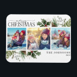 Merry Kerstbos Berry Pinecone Foto Magnet Magneet<br><div class="desc">Viel de heerlijkste tijd van het jaar met ons prettige kerstbos Berry Pinecone Photo Magnet! Deze prachtige kaart bevat een verbluffend collage van drie foto's samen met de moderne waterverf groen, feestelijke holly bessen en speldenbonmotieven. De perfecte manier om je vrienden en geliefden een vakantiewenk te sturen, is deze kaart...</div>