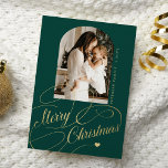 Merry Kerstelegant scriptfoto Feestdagenkaart<br><div class="desc">Elegant stijlvol Merry kerstnamefaux gouden klassieke kalligrafiescript familiekaart foto groene vakantie met uw aangepaste, gepersonaliseerde tekst aan beide zijden. GELIEVE OPMERKING TE MAKEN dat de achtergrondkleur bewerkbaar is. U kunt het veranderen nadat u de optie AANPASSEN onder het PERSONALIZE IT-menu hebt geselecteerd. Als u zich niet gemakkelijk voelt veranderend het,...</div>