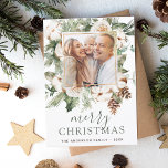 Merry kerstfeest Greenery Foto Holiday Feestdagenkaart<br><div class="desc">Rustic Winter Merry-kerstfotokaart met de Ventilatay Floral White Flowers en Greenery,  Pine Tree Branches,  Pinecones met een eenvoudige achtergrond.</div>