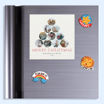 Merry Kerstfoto Red Refkoelkast Magnet<br><div class="desc">De wenskaarten die je vrienden en familie nog jaren zullen houden en genieten! Kan je niet slechts één of twee van je favoriete familiefoto's kiezen? Deze 5, 25 x 5, 25-inch koelmagneten zijn uitgerust met placeholders voor 10 van uw favoriete foto's, familienaam en jaar. De foto's zijn allemaal rond in...</div>