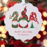 Merry Kerstgnomes Cute Personalized Ornament Kaart<br><div class="desc">Schattigee gepersonaliseerde vakantie ornament kaart met drie Scandinavische-stijl kabouters met een seizoensgebonden rode en groene petten. Je kunt de "Merry Christmas" groet en jouw naam aan de onderkant gemakkelijk personaliseren.</div>