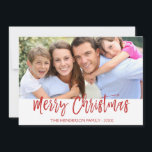 Merry-kersthandschrift met briefkaart voor script<br><div class="desc">Vrolijke Kerstmis Hand Lettered Script Photo Card. De foto en tekst van dit met de hand geletterde penseelscript kan worden bijgewerkt en aangepast met uw foto en familienaam. Op deze kaart staan ook de familienaam en een gouden folie krans op de achterkant van de Kaart.</div>