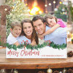 Merry-kersthandschrift met briefkaart voor script<br><div class="desc">Vrolijk kersthandje met briefterig script. Fotokaart. De foto en de tekst van dit hand geschreven borstelmanuscript kunnen met uw foto en familienaam worden bijgewerkt en worden aangepast.</div>