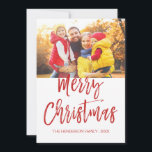 Merry-kersthandschrift met briefkaart voor script<br><div class="desc">Vrolijke Kerstmis Hand Lettered Script Photo Card. De foto en tekst van dit met de hand geletterde penseelscript kan worden bijgewerkt en aangepast met uw foto en familienaam. Op deze kaart staan ook de familienaam en een gouden folie krans op de achterkant van de Kaart.</div>