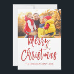Merry-kersthandschrift met briefkaart voor script<br><div class="desc">Vrolijke Kerstmis Hand Lettered Script Photo Card. De foto en tekst van dit met de hand geletterde penseelscript kan worden bijgewerkt en aangepast met uw foto en familienaam. Op deze kaart staan ook de familienaam en een gouden folie krans op de achterkant van de Kaart.</div>