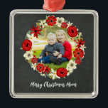 Merry Kerstma Rustic Chalkboard Foto Metal Metalen Ornament<br><div class="desc">Wens mam een vrolijk kerstfeest met dit rustige karton en een rode florale foto-versiering.</div>