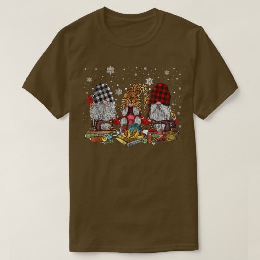 Merry Kerstmis drie gnomen naaimachine luipaar T-shirt (Design voorkant)