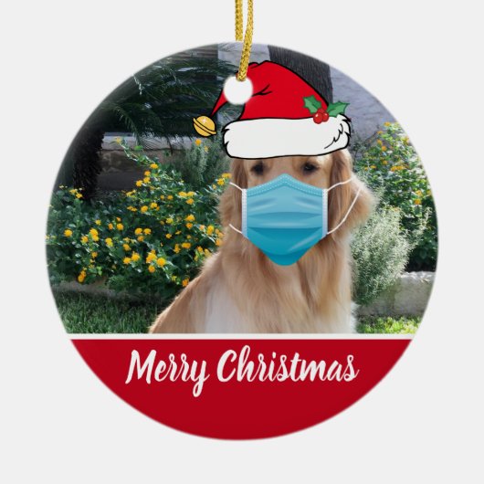 Merry Kerstmis Funny Dog in Face Mask Keramisch Ornament (Voorkant)