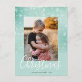 Merry Kerstmis Modern Snowy Winter Green Foto Feestdagenkaart (Voorkant)