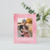 Merry Kerstmis Modern Snowy Winter Pink Foto Feestdagenkaart (Staand voorkant)