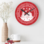 Merry Kerstmis Prettige feestdagen Winter Geperson Ronde Klok<br><div class="desc">Vrolijk Kerstmis Prettige feestdagen Wintersklokken op persoonlijke titel bevat de tekst "Vrolijk Kerstmis en Prettige feestdagen" in een modern wit script op een rode achtergrond en gepersonaliseerd met jouw naam rond een huis met kerstbomen en sneeuwvlokken. Ideaal voor kerstfeestvieren en feestdagen. Ontworpen door ©Evco Studio www.zazzle.com/store/evcostudio</div>