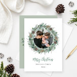 Merry Kerstmis Rustic Greenery Wreath Foto Feestdagenkaart<br><div class="desc">Het elegante "prettige kerstfeestdag"-model is voorzien van een rustige kronkel met een griezelige winterse waterverf, die het afbeelding van de familie vormde en de moderne groene en koolgrijze formulering accepteert. Pas aan met uw achternaam en het jaar. Omvat een extra bericht met familieleden namen en de foto van het bonuslandschap...</div>