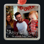 Merry Kerstmis Whimsical Sparkles Holiday Foto Metalen Ornament<br><div class="desc">Dit leuke ornament met een griezelig ontwerp met een heleboel sprankelingen of witte sterren op je foto. De titel wordt geschreven in een elegant manuscript handschrijvend doopvont en leest Vrolijk Kerstmis! Er is ruimte voor jouw naam en het jaar,  waardoor dit ornament een perfect cadeau of familiemiddel is.</div>