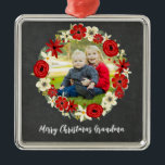 Merry Kerstoma Rustic Chalkboard Foto Metalen Ornament<br><div class="desc">Wens oma een vrolijk kerstfeest met dit rustige karton en een rode florale fotoversiering.</div>