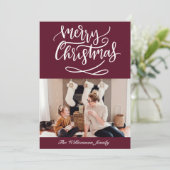 Merry Kerstscript Foto Burgundy Feestdagenkaart (Staand voorkant)