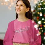 Merry KerstSilver Snowflake T-shirt<br><div class="desc">Vier het seizoen met dit vrolijke kerstvakantie-shirt voor kinderen met een stijlvol kalligrafiescript en een delicaat zilveren sneeuwvlokontwerp! Met een eenvoudige minimalistische maar feestelijke uitstraling combineert de T-graphic van dit kind een minimalistische traditionele stijl met leuke grillige kleding voor een charmante vakantietouch. De klassieke typografie voegt een elegante afwerking toe,...</div>
