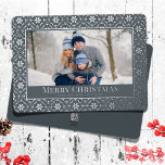 Merry Kerstsnowflake Elegant Silver 1 Foto Folie Feestdagenkaart<br><div class="desc">elegante echte bladstijl voor feestdagen en kerst. Deze eenvoudige kerstfotokaart voor feestdagen is voorzien van een volledige ballon met een witte rand. Een trendy en Moderne roestrijke kerstgroet aan de voorkant past 1 foto. Dit ontwerp is voorzien van een kerstfeestelijke, zilveren sneeuwflake winter, een familiefoto van 1 afbeelding, een kerstkaart,...</div>