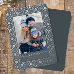 Merry Kerstsnowflake Elegant Silver 1 Foto Folie Feestdagenkaart<br><div class="desc">elegante, echte zilverfolie voor feestdagen en Kerstmis. Deze eenvoudige kerstfotokaart voor feestdagen is voorzien van een volledige ballon met een witte rand. Een trendy en Moderne roestrijke kerstgroet aan de voorkant past 1 foto. Dit ontwerp is voorzien van een kerstfeestelijke, zilveren sneeuwflake winter, een familiefoto van 1 afbeelding, kerstkaarten, klassiek...</div>