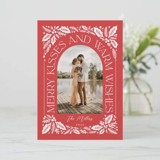 Merry Kisses and Warm Wishes Berry Photo Arch Red Feestdagenkaart (Staand voorkant)