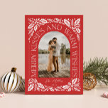 Merry Kisses and Warm Wishes Berry Photo Arch Red Feestdagenkaart<br><div class="desc">Een unieke en moderne vakantiekaart met een boogfotovorm met een moderne gestileerde typografie die elegant rond uw foto kromt, en een originele, met de hand getekende winterbladerkunst. Pas de voor- en achterzijde eenvoudig aan met uw eigen tekst en foto's met behulp van de sjabloon die u hebt gekregen. Om nog...</div>