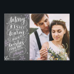 Merry Kisses en Warm wenst de heer Mrs. Save the D Save The Date<br><div class="desc">Deze moderne en schitterende fotokaart verdubbelt als een opslagkaart. Op de voorzijde staat een handgeschreven typografie met de tekst "Merry Kisses and Warm Holiday Wishes", die binnenkort Mr en Mrs. op een faux-achtergrond van het krijtbord staat. Voeg een tweede foto aan de rug toe en voeg in uw datumdetails toe....</div>