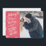 Merry Kisses Warm wil datum rood opslaan Save The Date<br><div class="desc">Deze moderne en schitterende fotokaart voor feestdagen verdubbelt als bewaarder de datummededeling voor het pas aangeworven paar. Op de voorzijde staan uw foto's met handgetekende sneeuwvlokken en een met de hand geschreven typografie die zegt: "Merry Kisses and Warm Holiday Wishes from the Soon to be Mr and Mrs." op een...</div>