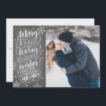 Merry Kisses Warm wil de Datum foto opslaan Save The Date<br><div class="desc">Deze moderne en schitterende fotokaart voor feestdagen verdubbelt als bewaarder de datummededeling voor het pas aangeworven paar. Aan de voorzijde staan uw foto's die voorzien zijn van met de hand getekende sneeuwvlokken en met de hand geschreven typografie die zegt: "Merry Kisses and Warm Holiday Wishes from the Soon To Be...</div>
