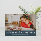 Merry Little Christmas Blue Modern Script Foto Feestdagenkaart (Staand voorkant)