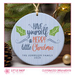 Merry Little Christmas Foto Keramisch Ornament<br><div class="desc">Vier het vakantieseizoen met een charmant ornament dat eenvoud en elegantie combineert. Dit aanpasbare ontwerp is voorzien van een eenvoudige illustratie van hulstbladeren tegen een bleke blauwe achtergrond. Elegante scripttypografie met de tekst "Have Yourself a Merry Little Christmas" voegt een vleugje vakantiejuichen toe. Wijzig de achtergrondkleur, familienaam en het jaar...</div>