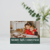 Merry Little Christmas Groen Modern Script Foto Feestdagenkaart (Staand voorkant)