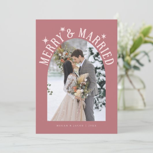 Merry & Married Arch Pas getrouwd Foto Roze Feestdagenkaart (Staand voorkant)