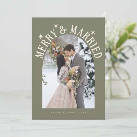 Merry & Married Arch Pas getrouwd Foto Sage Green Feestdagenkaart (Staand voorkant)