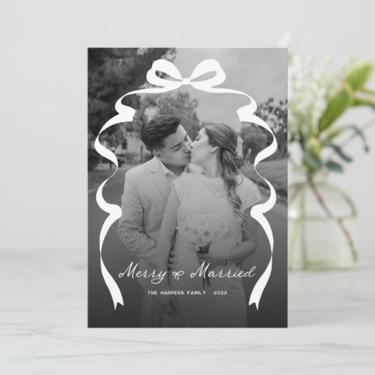 Merry & Married Bow Foto Kerst Passen getrouwd Feestdagenkaart (Staand voorkant)