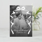 Merry & Married Bow Foto Kerst Passen getrouwd Feestdagenkaart (Staand voorkant)