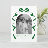 Merry & Married Bow Foto Kerst Passen getrouwd Feestdagenkaart (Staand voorkant)