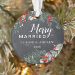 Merry Married Chalkboard Berry Foliage Ornament<br><div class="desc">Dit bijtende ornament is perfect voor een nieuw echtpaar. Het is voorzien van een houtachtergrond met waterverf winterbladeren en rode bessen.</div>