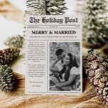 Merry & Married Christmas Nieuwsblad Feestdagenkaart<br><div class="desc">Verspreid feestvreugde met een "Merry & Married" kerstkrant vakantiepas. Dit unieke ontwerp bootst het uiterlijk van een klassieke krant na, met een speelse kop die je recente huwelijk viert. Voeg een favoriete foto van jou als koppel toe, samen met hartverwarmende updates en feestelijke berichten die de geest van het seizoen...</div>