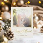 Merry & Married Elegant Kalligrafie Foto Folie Feestdagenkaart<br><div class="desc">Vier je eerste vakantieseizoen als een pasgetrouwd stel met onze prachtige Merry & Married Real Folie Holiday Kaart. Deze kaart is een prachtige manier om uw vreugde en warme wensen te delen met familie en vrienden tijdens deze feestelijke tijd van het jaar. De kaart is elegant verfraaid met echte folie...</div>