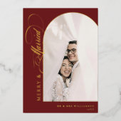 Merry & Married Elegant Script Rode Boog Foto Folie Feestdagenkaart (Voorkant)