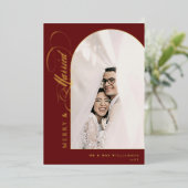 Merry & Married Elegant Script Rode Boog Foto Folie Feestdagenkaart (Staand Voorkant)